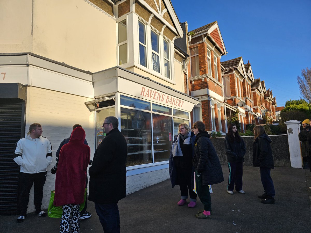 SussexIncidents's tweet photo. Nearly #hotcrossbun time #Brighton #ravens #bakery https://t.co/MsSUX4sxqF