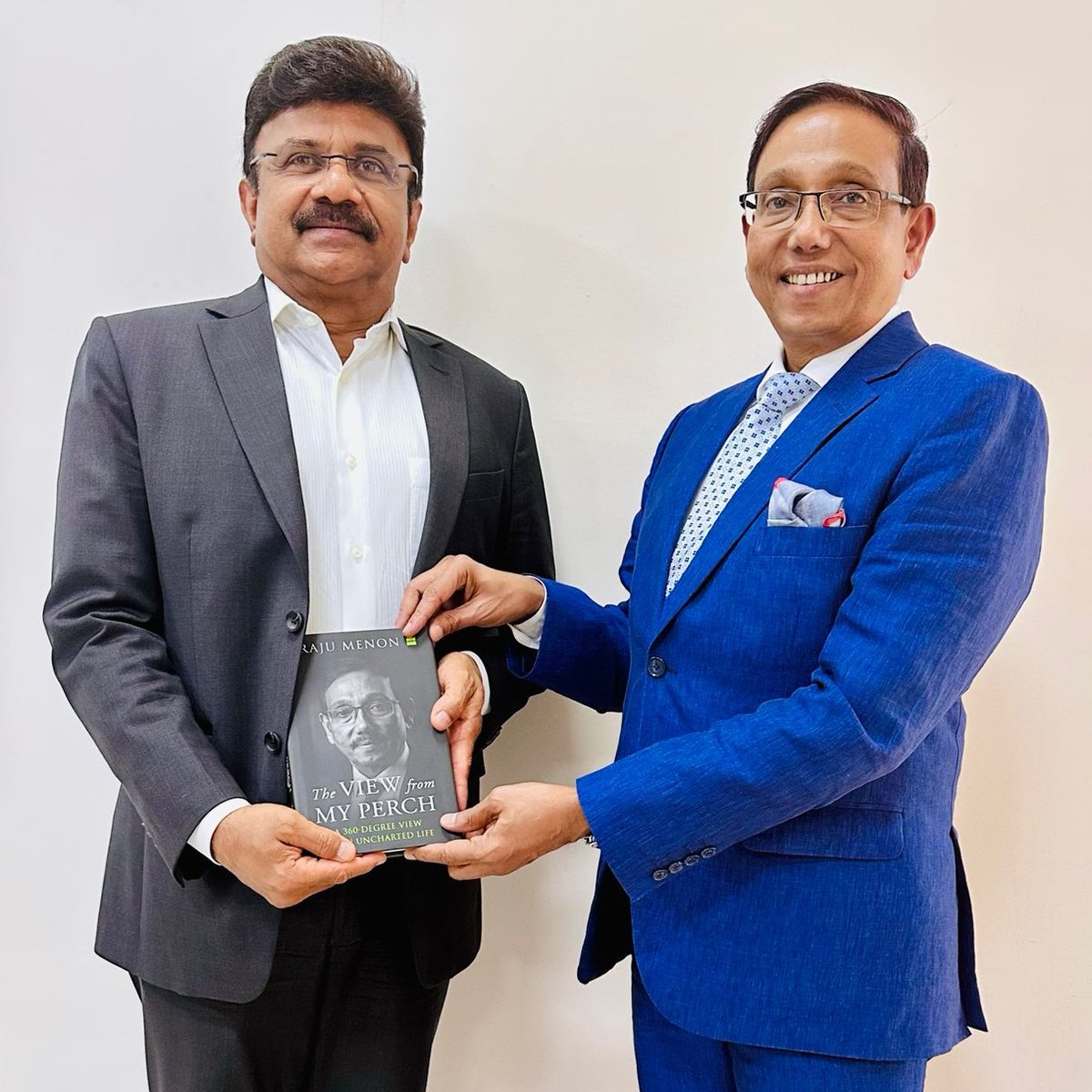 Kreston_Menon's tweet photo. Raju Menon, Chairman and Managing Partner - #KrestonMenon, had the pleasure to present a copy of #TheViewFromMyPerch to Lalu Samuel, Owner of Clipsal Middle East and Chairman &amp; Managing Director of #Kingston Holdings Group.#kingston #clipsal #KrestonGlobal #Knowingyou #UAE #India https://t.co/yJW8hY97Yl