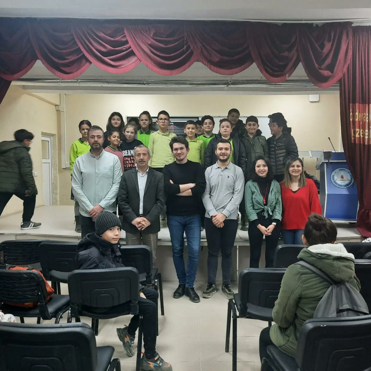 emet_imam's tweet photo. Gazi Emet Ortaokulu olarak TÜBİTAK 2204-B "Deprem Kuşağı Değil Bilinç Kuşağı" adlı projemiz kapsamında Kütahya İl Sağlık Müdürlüğü'den gelen doktor tarafından öğrencilerimize "İlk Yardım" konulu seminer verildi.
#tübitak #tübitak2204 #kütahyamilliegitim #tübitak2204 https://t.co/HKnXMR5avA