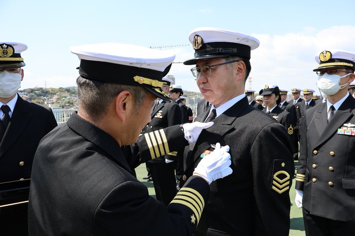 JMSDF_OAC's tweet photo. 対潜資料隊における情報戦き章着用開始セレモニー
情報戦き章着用開始セレモニーを行いました。
このき章は、情報戦（情報/通信/気象海洋）に関する経歴や技能を有する隊員が着用するバッジです。
情報戦(気象海洋)のプロとしての自覚と誇りを胸に、一体となって情報戦を支える決意を新たにしました。 https://t.co/cLYvYgtOPu