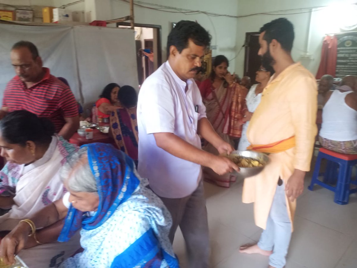 RajeshK18888884's tweet photo. ଅଖଣ୍ଡ ଭାରତ କେଶରୀୟା ହିନ୍ଦୁ ପରିଷଦ ତରଫରୁ ପବିତ୍ର ଚୈତ୍ର ପୂର୍ଣ୍ଣିମା ଅବସରରେ ପୁରୀ ସ୍ଥିତ #hopeislife ବୃଦ୍ଧାଶ୍ରମରେ ବସ୍ତ୍ର ବଣ୍ଟନ ଓ ଅନ୍ତେବାସୀଙ୍କୁ ଭୋଜନ ଦେଇ ତାଙ୍କ ଆଶୀର୍ବାଦ ଭିକ୍ଷା କରିଅଛୁ https://t.co/hvtmDGH7DZ