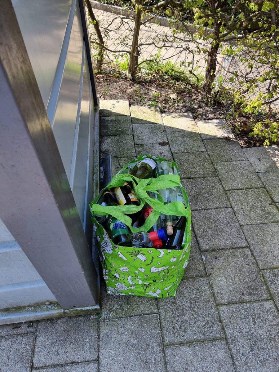 silvano_moeckli's tweet photo. Die leeren Flaschen einzeln in den danebenstehenden Container zu werfen ist viel zu mühsam. Bequemer und geräuschlos ist, die gut gefüllte Tasche einfach hinter dem Container abzustellen. #Altglas #Entsorgung https://t.co/J38QQeFRif