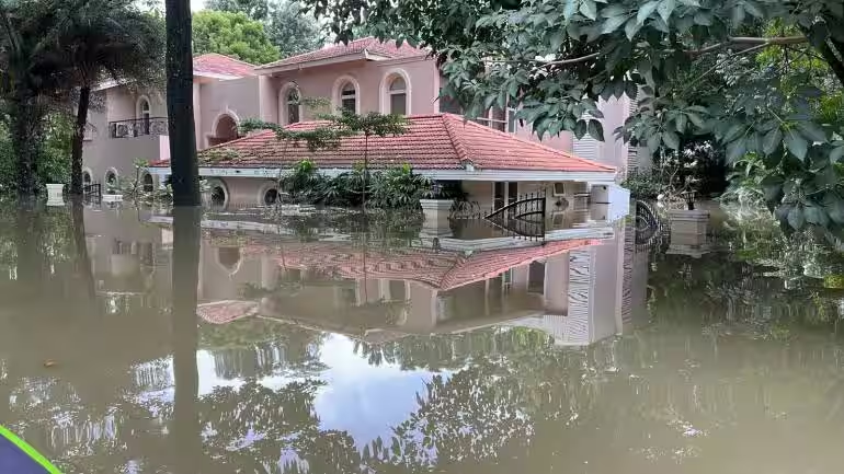 chandrarsrikant's tweet photo. 🧵At Epsilon, located on Yemalur Main Road, there are around 150 villas, of which 105 are occupied.  A basic villa in Epsilon costs Rs 10 crore and goes up to Rs 20-30 crore. Last year the flooding was so bad that the average financial loss per villa was around Rs 50 lakh. https://t.co/Y61ac7Ta7B