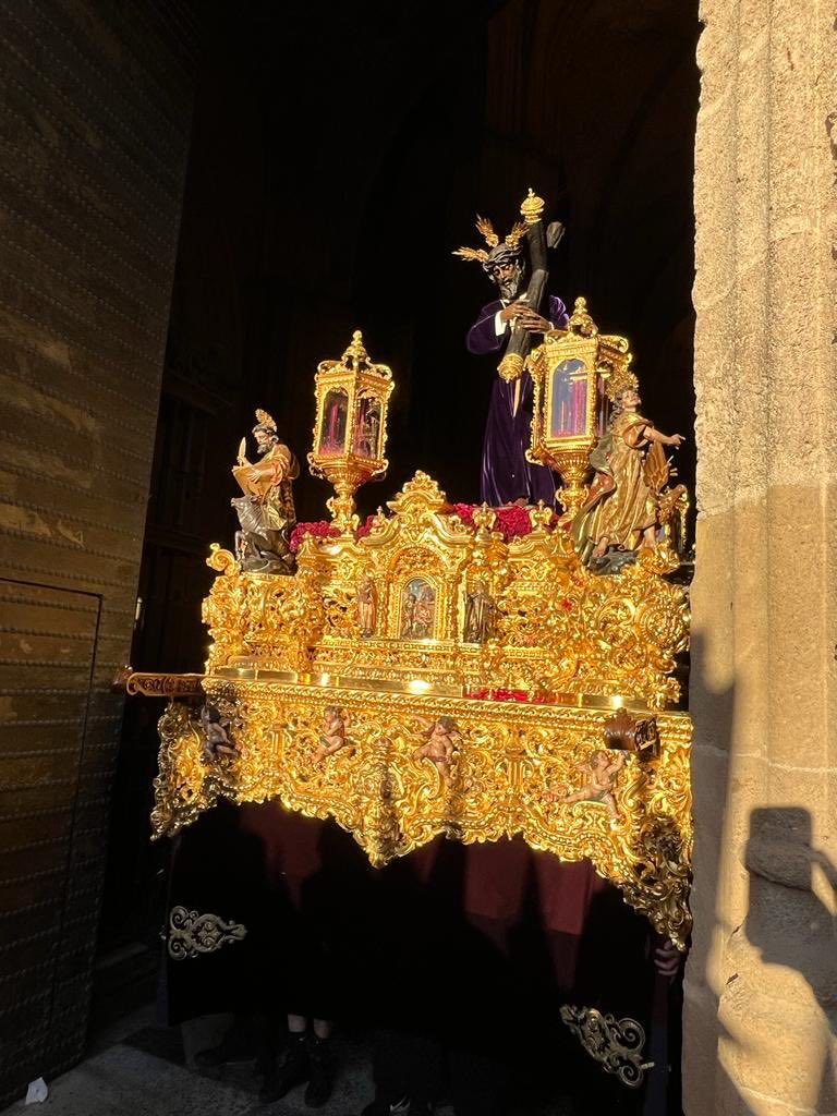 elllamadorcsr's tweet photo. Sale de la Catedral el Cristo de los Gitanos. Foto Javier Moreno https://t.co/h5W6euLK4y