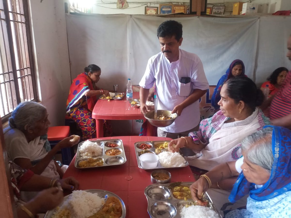 RajeshK18888884's tweet photo. ଅଖଣ୍ଡ ଭାରତ କେଶରୀୟା ହିନ୍ଦୁ ପରିଷଦ ତରଫରୁ ପବିତ୍ର ଚୈତ୍ର ପୂର୍ଣ୍ଣିମା ଅବସରରେ ପୁରୀ ସ୍ଥିତ #hopeislife ବୃଦ୍ଧାଶ୍ରମରେ ବସ୍ତ୍ର ବଣ୍ଟନ ଓ ଅନ୍ତେବାସୀଙ୍କୁ ଭୋଜନ ଦେଇ ତାଙ୍କ ଆଶୀର୍ବାଦ ଭିକ୍ଷା କରିଅଛୁ https://t.co/hvtmDGH7DZ