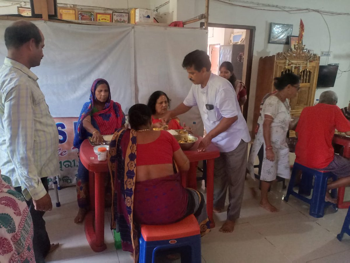 RajeshK18888884's tweet photo. ଅଖଣ୍ଡ ଭାରତ କେଶରୀୟା ହିନ୍ଦୁ ପରିଷଦ ତରଫରୁ ପବିତ୍ର ଚୈତ୍ର ପୂର୍ଣ୍ଣିମା ଅବସରରେ ପୁରୀ ସ୍ଥିତ #hopeislife ବୃଦ୍ଧାଶ୍ରମରେ ବସ୍ତ୍ର ବଣ୍ଟନ ଓ ଅନ୍ତେବାସୀଙ୍କୁ ଭୋଜନ ଦେଇ ତାଙ୍କ ଆଶୀର୍ବାଦ ଭିକ୍ଷା କରିଅଛୁ https://t.co/hvtmDGH7DZ
