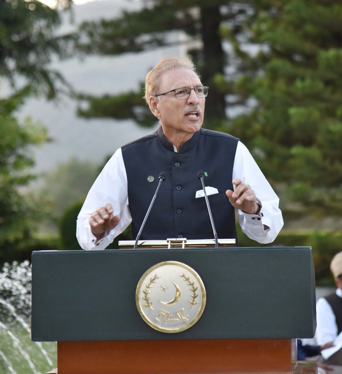 KpAlkhidmat's tweet photo. ایوانِ صدر پاکستان: یومِ یتامٰی کے موقع پرآغوش ہوم کے باہمت بچوں کے اعزاز میں منعقدہ تقریب میں صدر پاکستان عارف علوی اور چئیرمین آرفن کئیر فورم عبدالشکور صاحب کا باہمت بچوں کے ساتھ اظہارِ محبت📷
#orphans #OrphanDay #15Ramadan #Alkhidmat #AGHOSH https://t.co/WvucN1QYYH