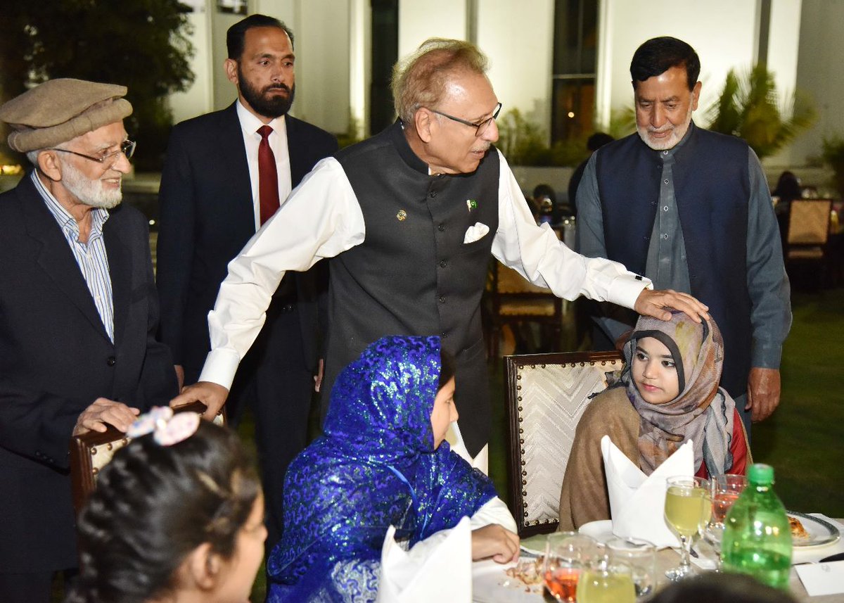 KpAlkhidmat's tweet photo. ایوانِ صدر پاکستان: یومِ یتامٰی کے موقع پرآغوش ہوم کے باہمت بچوں کے اعزاز میں منعقدہ تقریب میں صدر پاکستان عارف علوی اور چئیرمین آرفن کئیر فورم عبدالشکور صاحب کا باہمت بچوں کے ساتھ اظہارِ محبت📷
#orphans #OrphanDay #15Ramadan #Alkhidmat #AGHOSH https://t.co/WvucN1QYYH