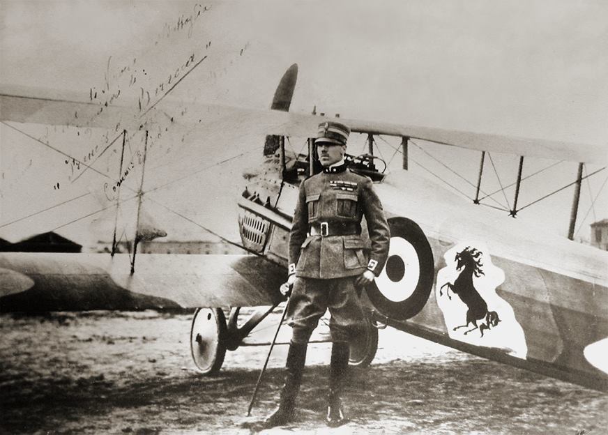 #AccaddeOggi 
Il 7 aprile 1916, a Medeuzza (UD), ci fu la prima vittoria in combattimento aria-aria di Francesco Baracca e dell'aviazione italiana che determinò l'atterraggio forzato del ricognitore Hansa-Brandenburg austro-ungarico colpito

#AeronauticaMilitare100