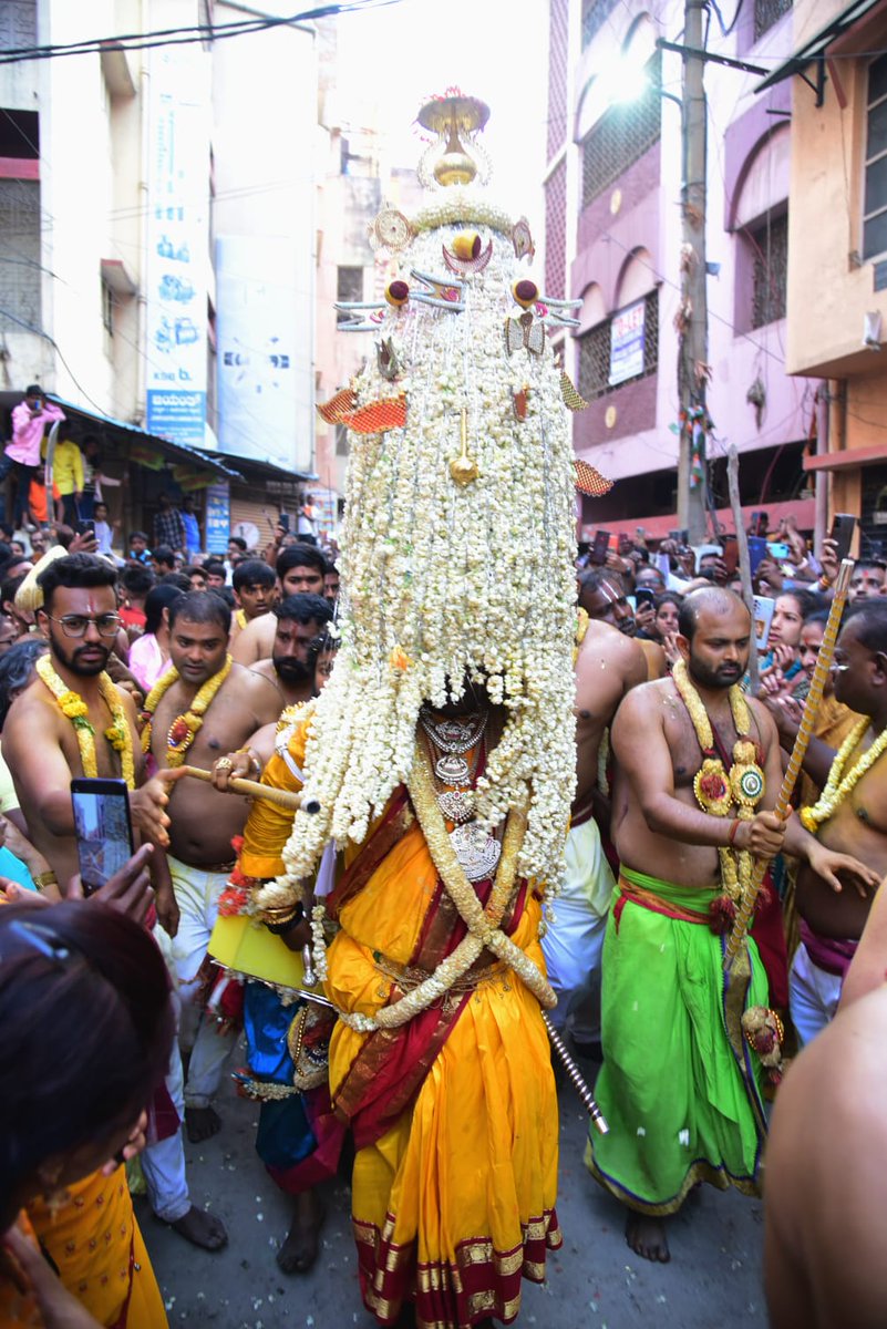 #BengaluruKaraga : Draupadi Devi Karaga Shaktyotsava procession which started on Thursday night passes through SP road bylanes as crowded devotees shower flowers and take blessings, early on Friday morning.