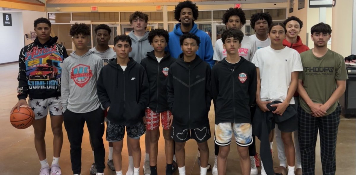AbcSpotlightNM's tweet photo. Shoutout to @vjsocold for coming to town and passing on his knowledge of what it takes to make it at the next level and giving valuable insight on the transfer portal 🐺🙌🏼 https://t.co/QyHfGaMwV4