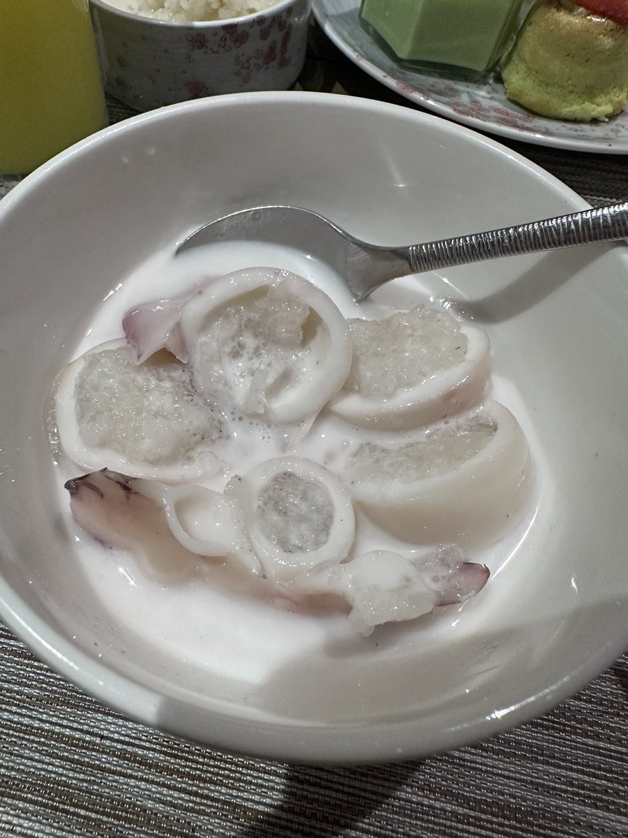 ImanAbdulRahim's tweet photo. Ketupat Sotong dekat DoubleTree Hilton Putrajaya sedapppp! Dia tak jual asing ke eh? Takkan kalau teringin kena gi buffet 😂 https://t.co/1m9dpvKpgf