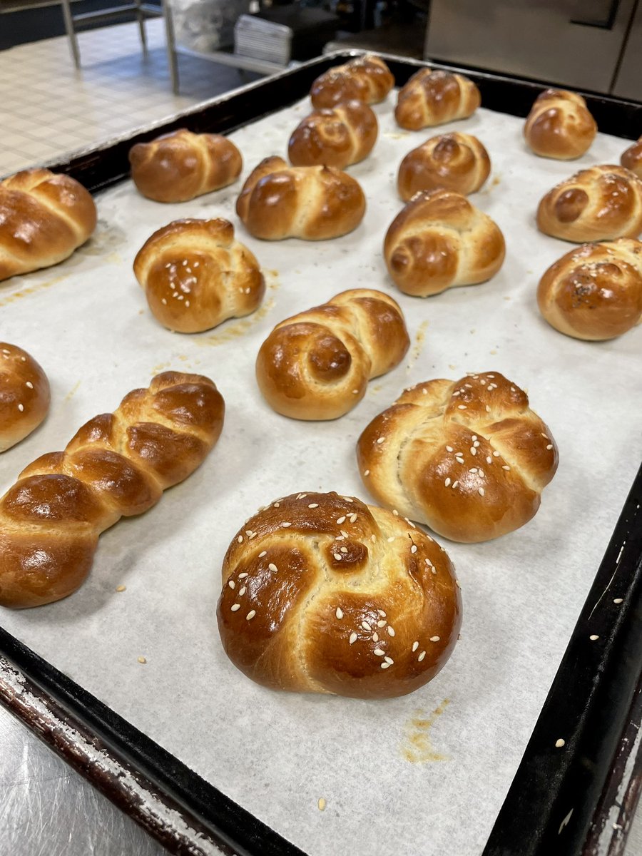 We have been learning all about yeast doughs! The kitchen was filled with the aroma of fresh bread and cinnamon rolls all week!! Love it!! 🥖 🍞 😀