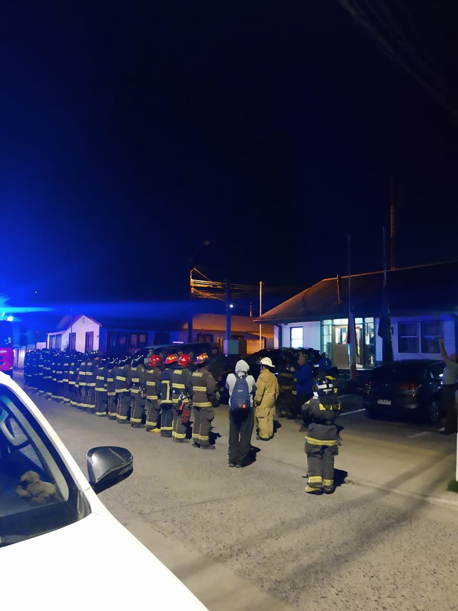 Bombero Castro durante la tarde entrego las condolencias a <a href="/Carabdechile/">Carabineros de Chile</a> por la muerte en Acto de Servicio del Cabo 1° Daniel Palma.
Bomberos y Carabineros juntos al resguardo de la ciudadanía del país.