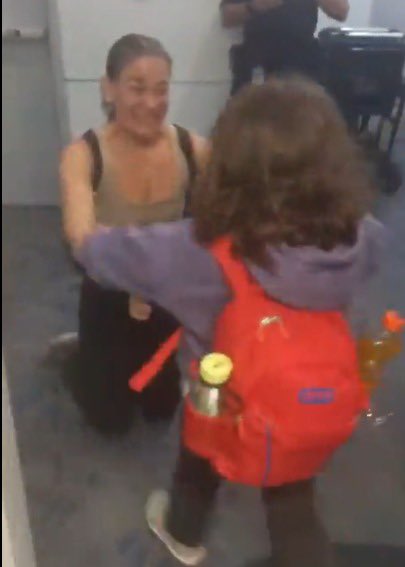 Mmendoza1970's tweet image. Qué emoción

Mi amiga, Tamara Dávila, ya se reencontró en libertad con su hijita después de 22 meses. 
Los que vivimos su sufrimiento por estar alejada de su pequeñita, nos sentimos felices.