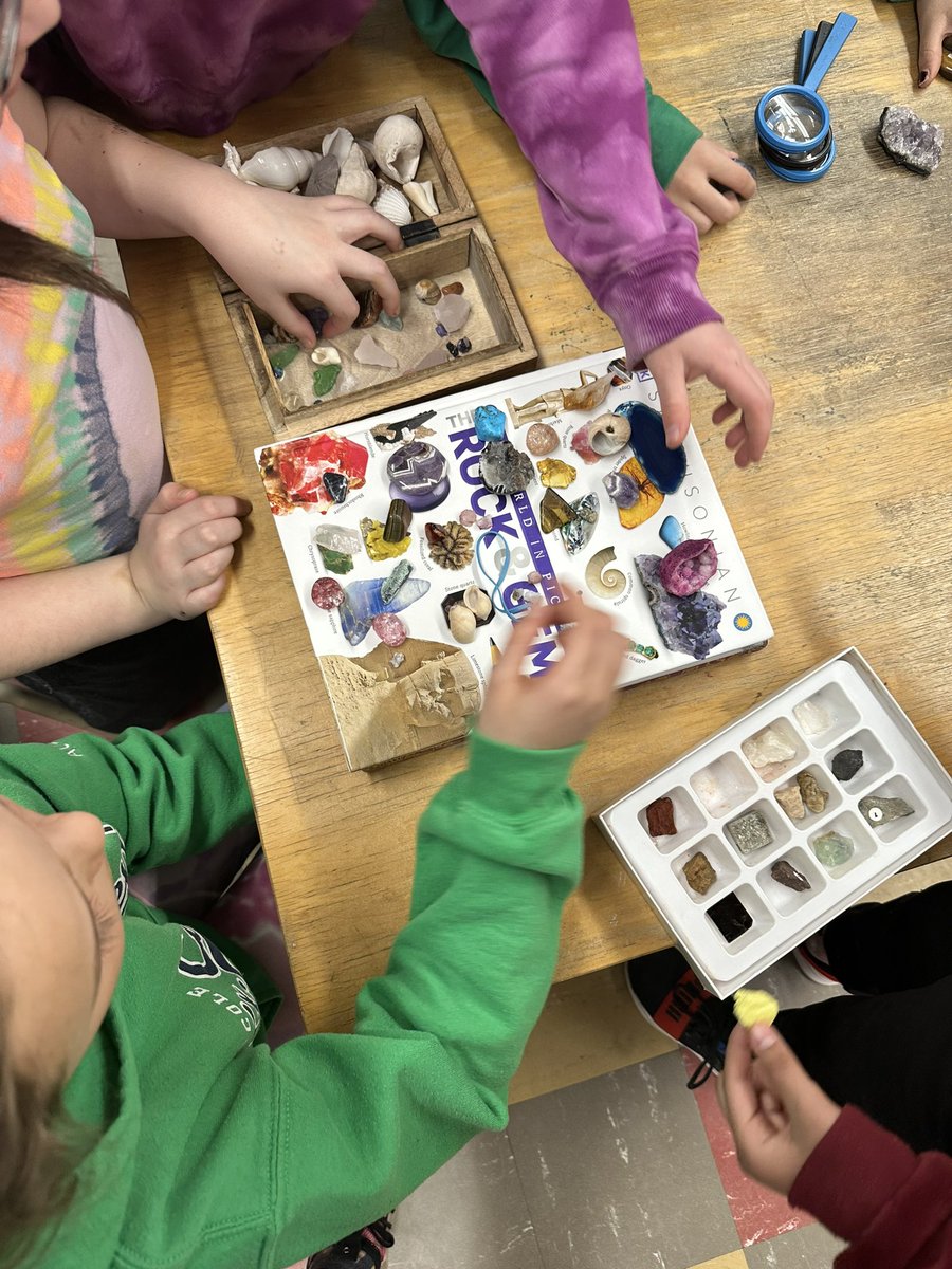 MmeMartinaH's tweet photo. Grade 4s exploring rocks and minerals in our Makerspace room! #grade4science @stcatschool https://t.co/KOj8CAMs1g