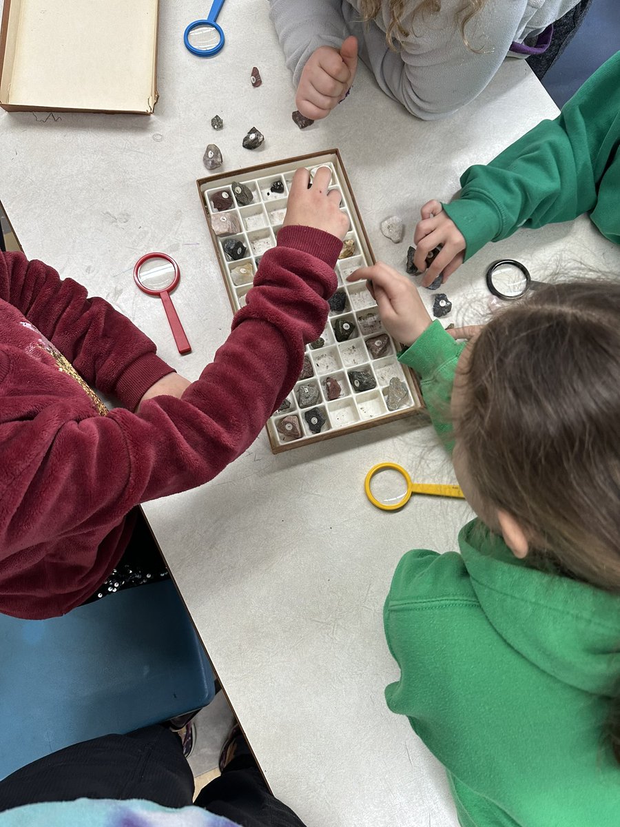 MmeMartinaH's tweet photo. Grade 4s exploring rocks and minerals in our Makerspace room! #grade4science @stcatschool https://t.co/KOj8CAMs1g