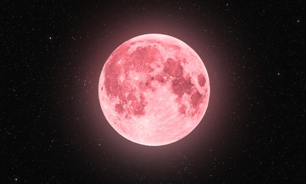 saturninsta's tweet photo. Te dedico la luna rosa de abril. https://t.co/MmKv1PAFMM