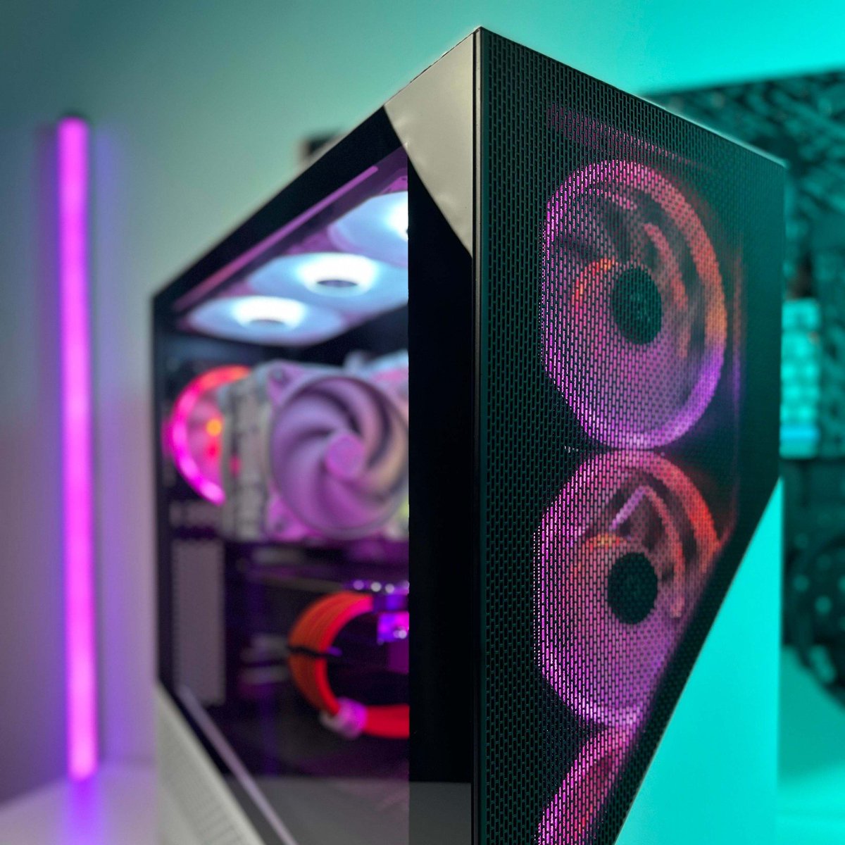 ThermaltakeInc's tweet photo. Create your own lighting show with our Divider 370!
📷 Social Hardware

#Divider370 https://t.co/NoQiPJbHmD