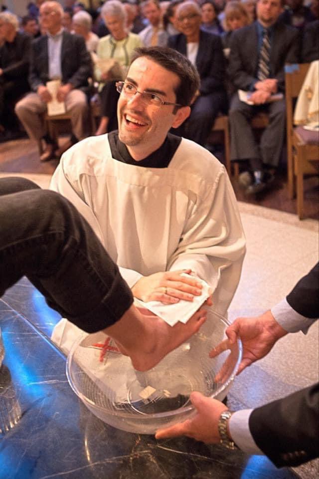 FrGoyo's tweet photo. The first time I washed feet it was a very joyous experience, but it was easy. I knew the people. The difficult part is to “wash the feet” of those who don’t like us. Jesus washed the feet of His friends including Judas.Let’s imitate the Master in humility and love
#HolyThursday https://t.co/xJgmZzj7c4