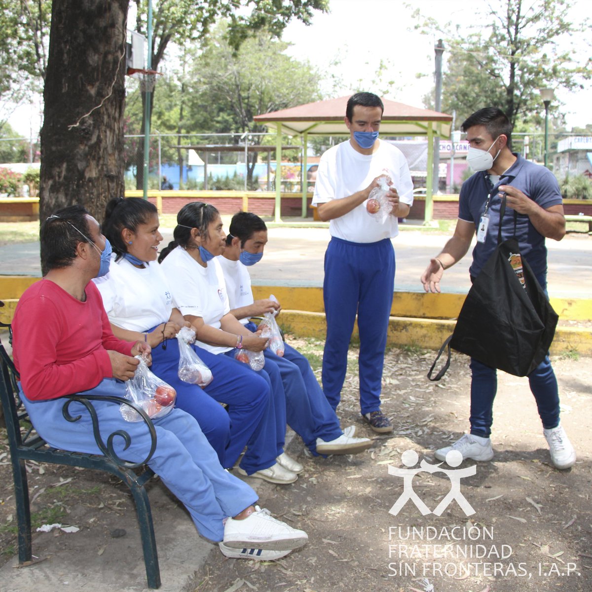 FundacionFSF's tweet image. #FFsF #IAP #semanasanta #IAP #vacaciones #PcDI Hola a todos, aprovechando las vacaciones hay oportunidad para que los beneficiarios salgan al parque a convivir y hacer ejercicio. Con estas salidas se logra que no se pierda la socialización y es un gran momento de diversión.