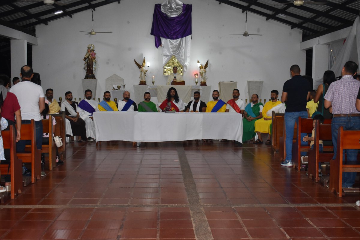 FNA_ArmadaCol's tweet photo. A bordo de nuestra Capilla Jesucristo Redentor, tripulantes de los distintos componentes junto a sus familias participaron de la Santa Eucaristía con la representación de la última cena, el lavatorio de los pies y la hora santa como parte del Jueves Santo.
#CorazonAzulado 💙 https://t.co/HIZ1XsdJeN