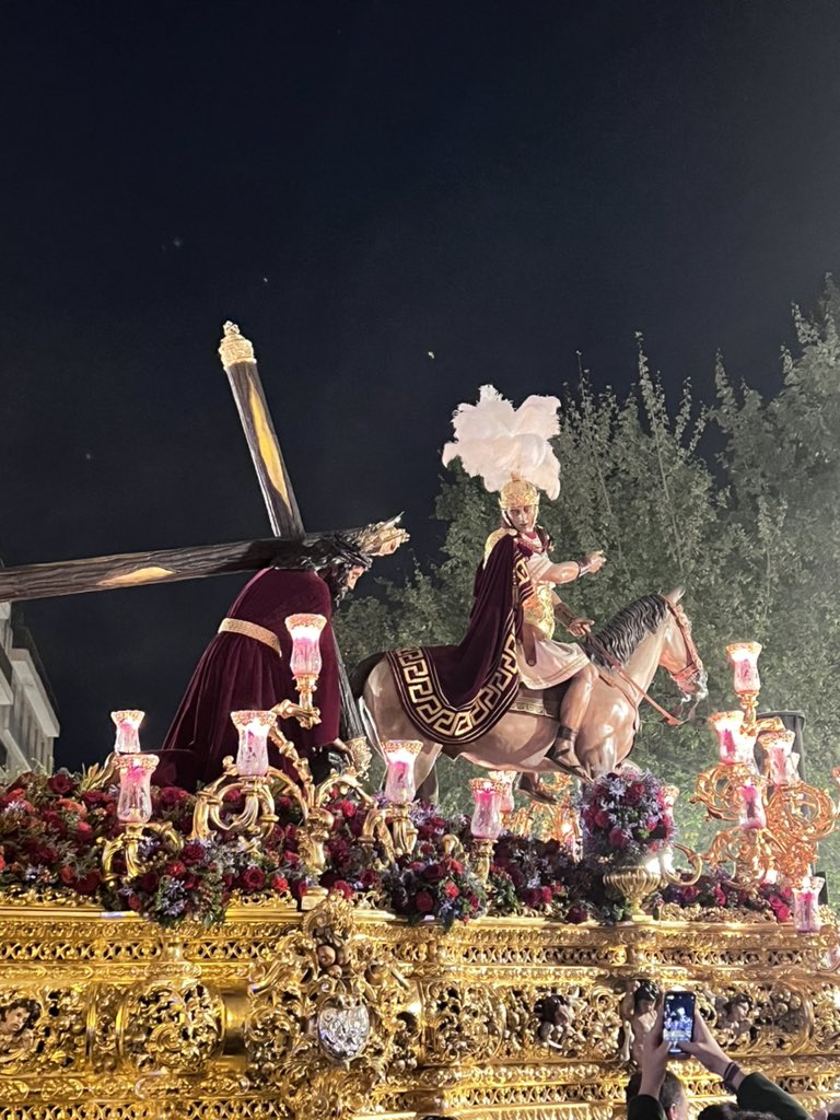 PilotJames175's tweet photo. Hay un jinete en Triana que cruza el puente a caballo….con herraduras de plata la noche del Viernes Santo. https://t.co/e9f694L0w8