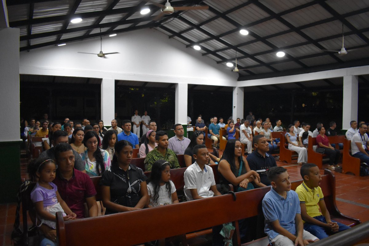 FNA_ArmadaCol's tweet photo. A bordo de nuestra Capilla Jesucristo Redentor, tripulantes de los distintos componentes junto a sus familias participaron de la Santa Eucaristía con la representación de la última cena, el lavatorio de los pies y la hora santa como parte del Jueves Santo.
#CorazonAzulado 💙 https://t.co/HIZ1XsdJeN