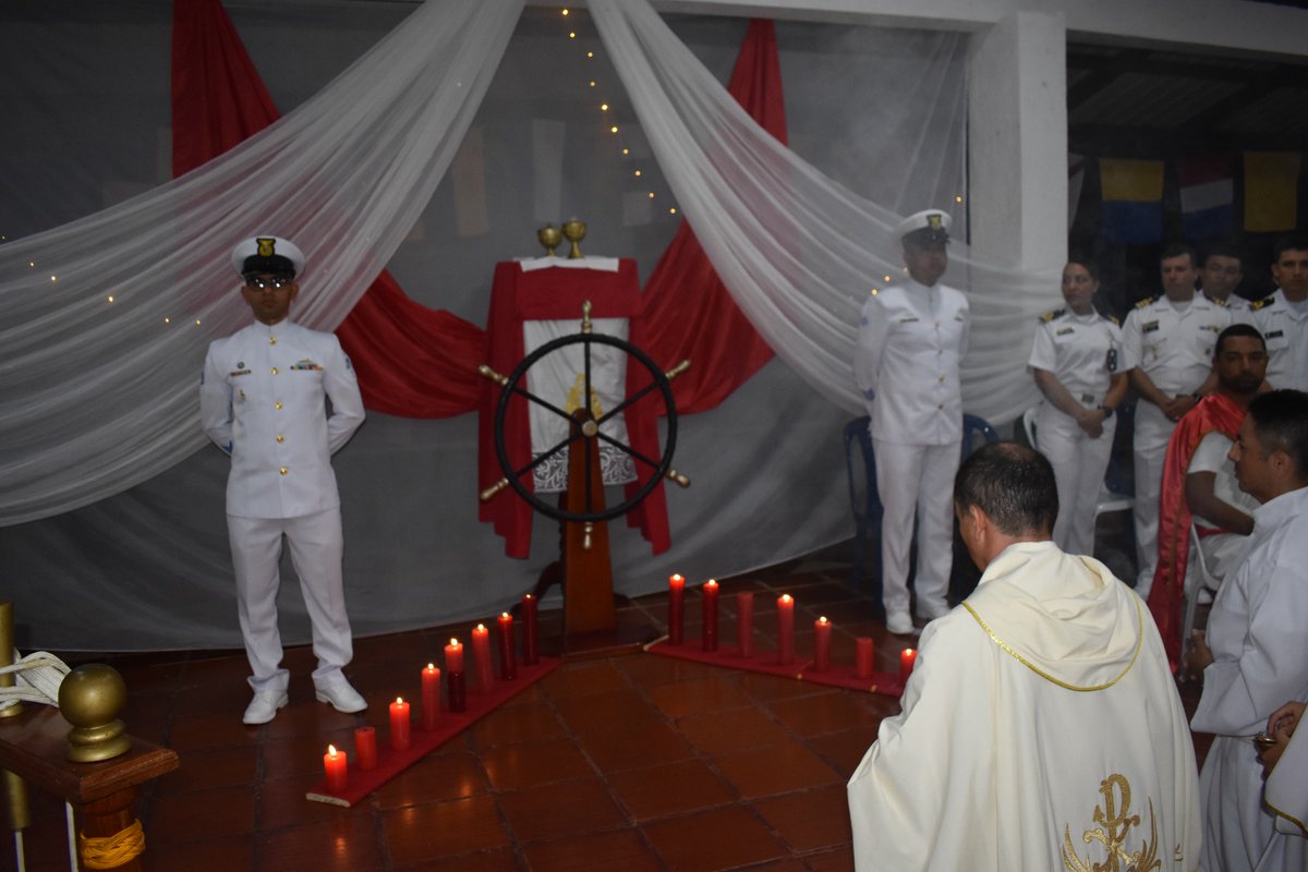 FNA_ArmadaCol's tweet photo. A bordo de nuestra Capilla Jesucristo Redentor, tripulantes de los distintos componentes junto a sus familias participaron de la Santa Eucaristía con la representación de la última cena, el lavatorio de los pies y la hora santa como parte del Jueves Santo.
#CorazonAzulado 💙 https://t.co/HIZ1XsdJeN
