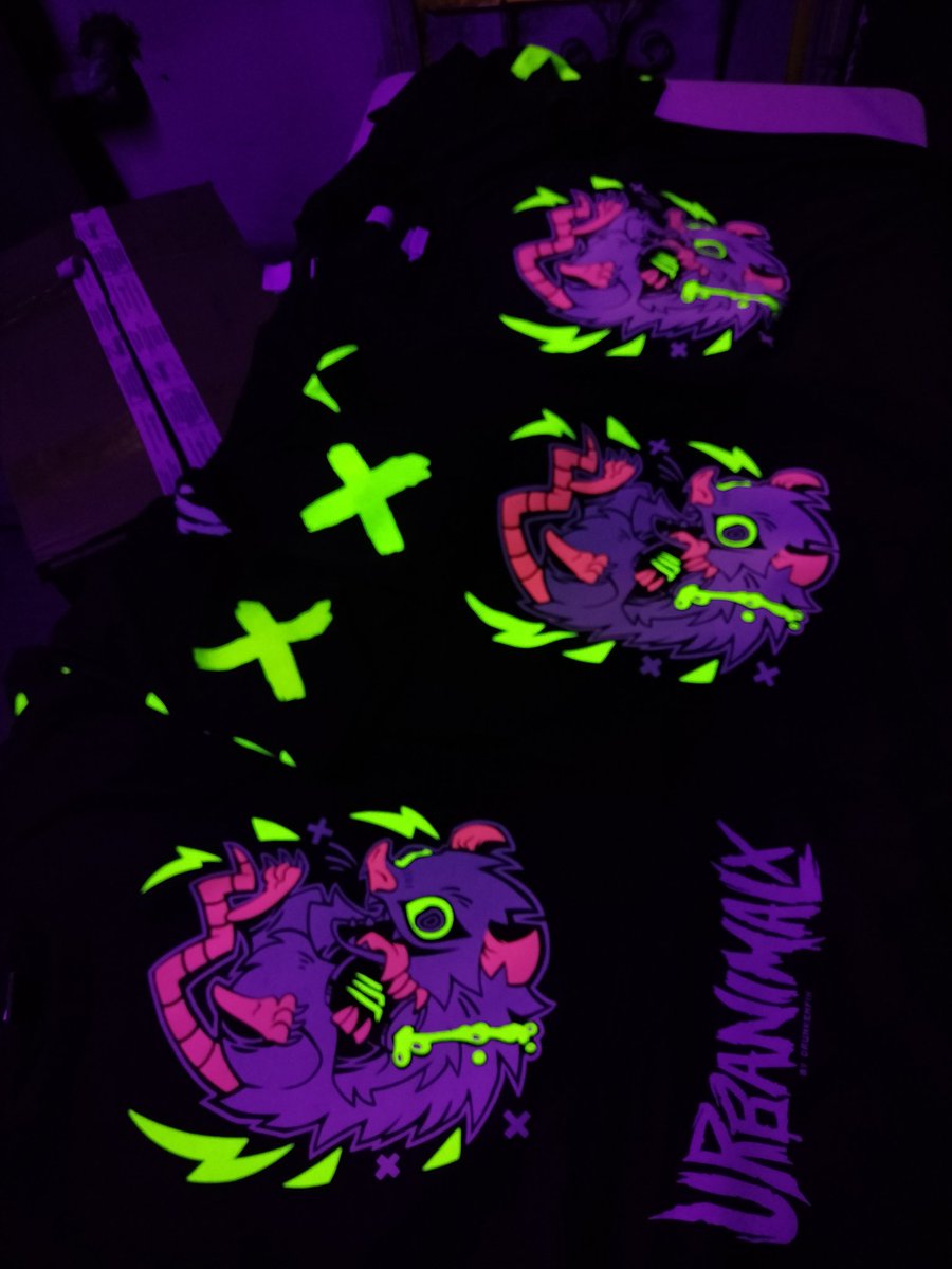 Loftcraftt's tweet image. Re print para @drunkenfix con nueva impresión en mangas y espalda de su diseño de tlacuach a 3 tintas en técnica de descarga/tacto 0 🐙🐀❎
#serigrafia #screeenprint #screenprinted #streetwear #possum #tlacuache #MonsterEnergy #NEON #neonclothes #branding #urbanfashion #urban