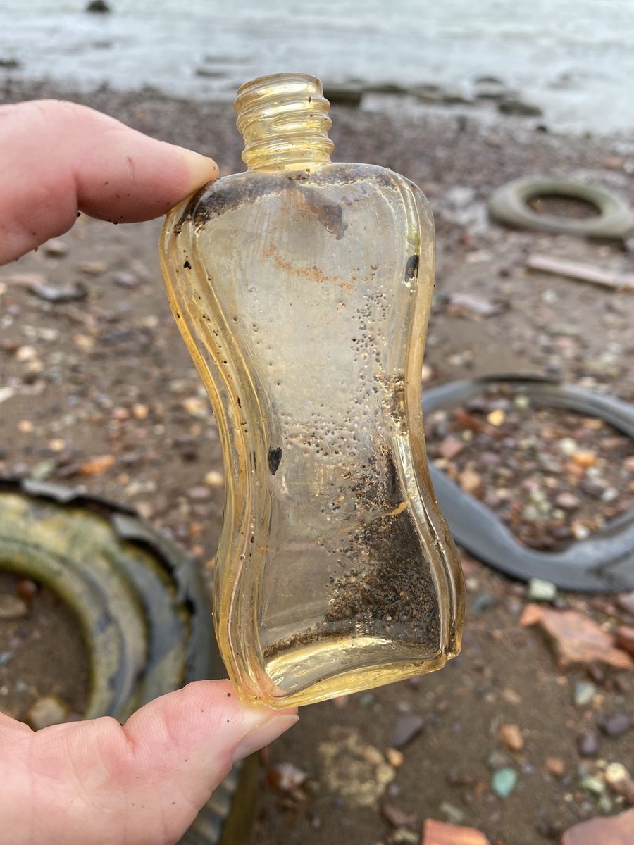 FraserRiverFind's tweet photo. Bottles had so much style back in the day. Has “Nestle” stamped on the bottom.
#beachglass #beautifulbritishcolumbia
#savethefraser
🧵4/6 https://t.co/sHBBP6lzjm