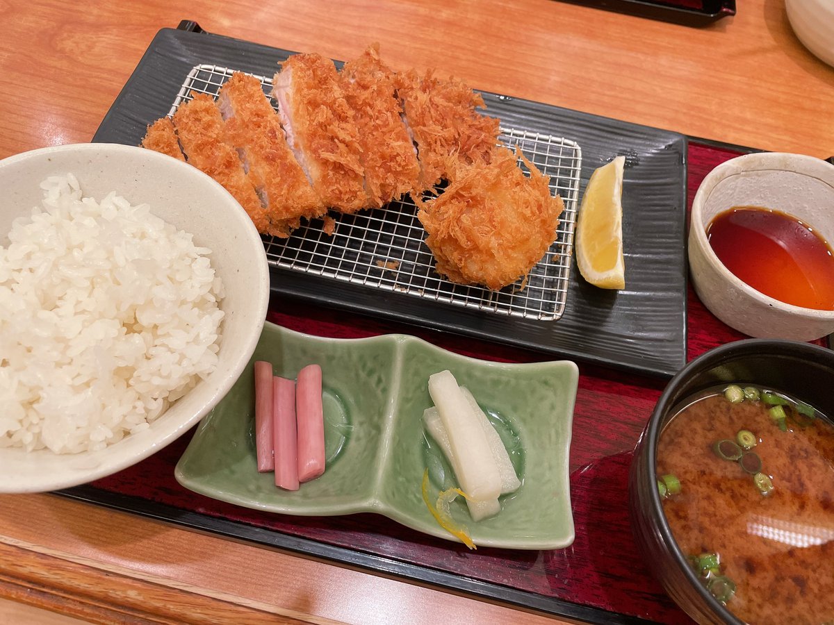 ちゃろすの眼鏡を受け取りに🥰
帰りにとんかつサボテン🌵
ロースカツとホタテフライ🤤
このホタテ単品で600円って書いてた🥹

おいしかったなーん🐹

#とんかつはさぼてん