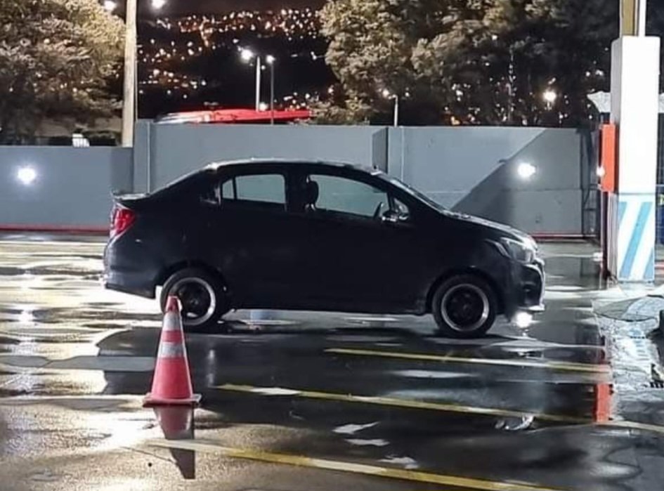 luisantonio_r's tweet photo. ¿COCHE BOMBA? En una gasolinera frente a la terminal terrestre de Quitumbe, sur de Quito, descubrieron un vehículo que portaba un cilindro de gas al que le habrían sujetado, aparentemente,  explosivos. El Escuadrón Antiexplosivos de la Policía ya está en el lugar. Noticia en desarrollo @24HorasGYE