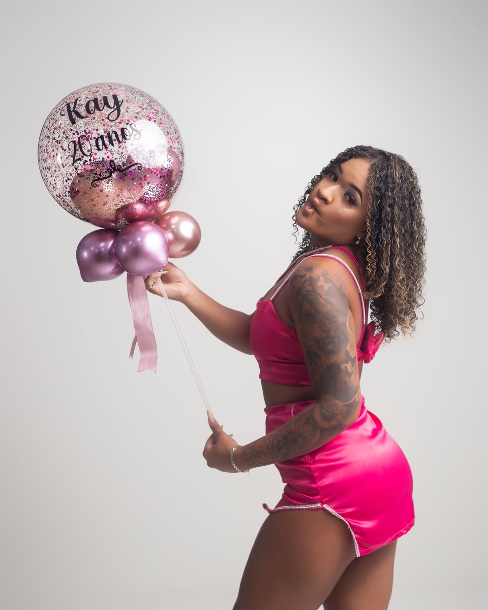 Kayylane_0's tweet photo. um brinde à vida, q hj me presenteia com mais um ano. gratidão a Deus p ms uma primavera, obgd p ter me dado tanto, por smp acompanhar meus passos e p me mostrar a beleza da vida 🥰🥳🥳🥳 https://t.co/SKHkGL4ZlE