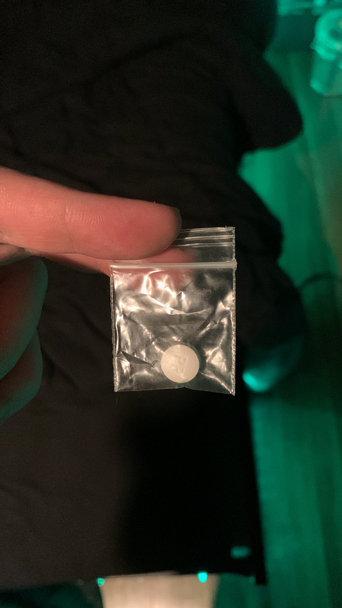 6cythe's tweet photo. like and retweet for a chance to win a single 30mg oxy i found while cleaning https://t.co/nYiCEB8Rps