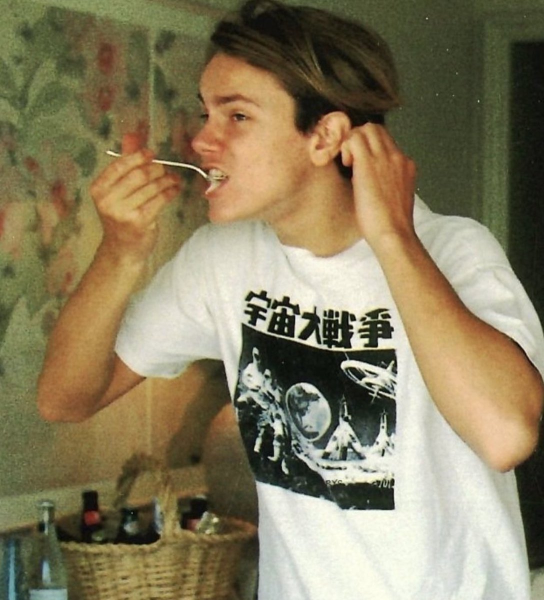 lyraskyer's tweet photo. River Phoenix~♪
wearing Battle in Outer Sapace T
Eating snacks~♪
#riverphoenix #宇宙大戦争 #BattleinOuterSpace #リバーフェニックス https://t.co/taWvoehSje