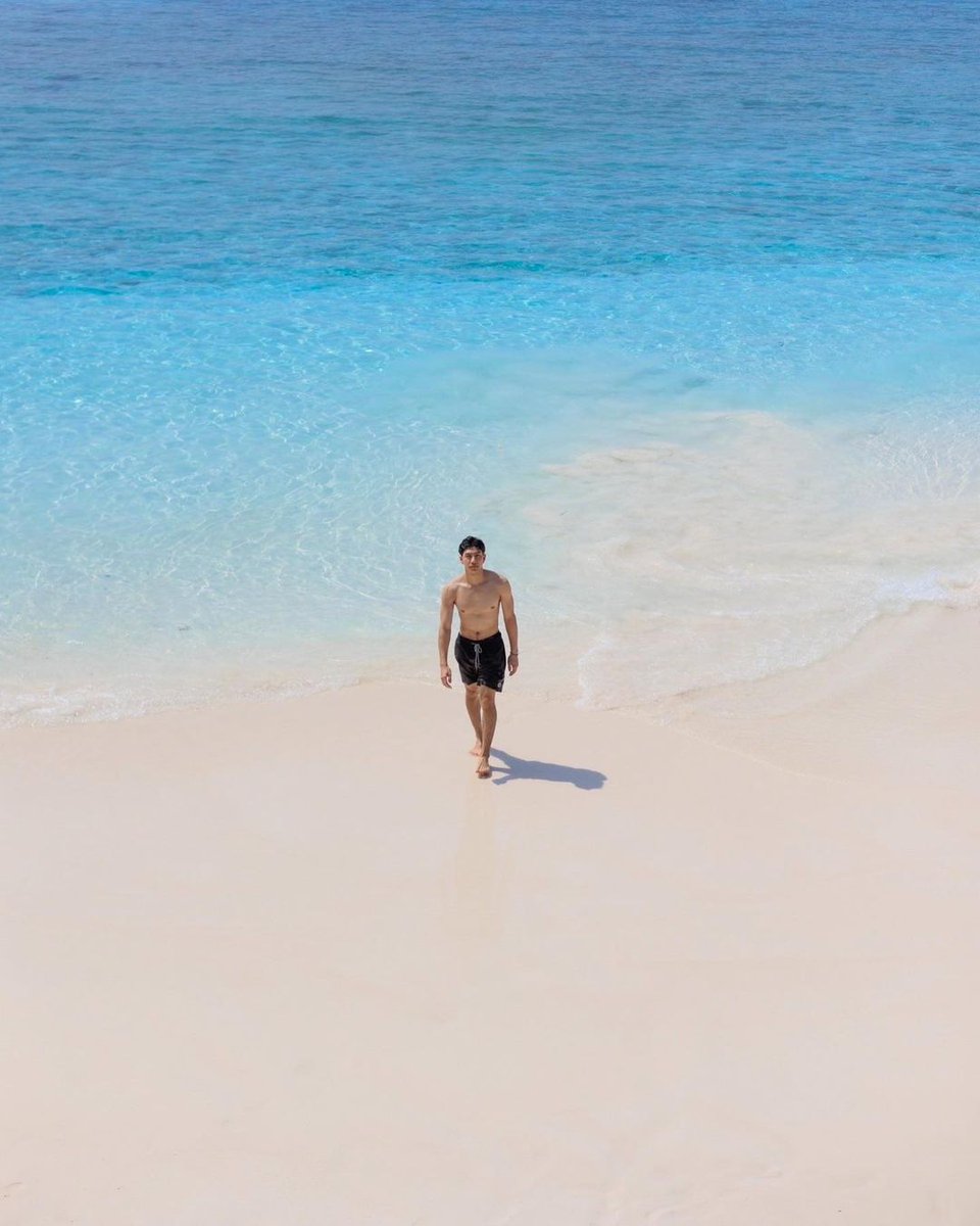 — Publica en su Instagram unas fotos disfrutando de la playa . —

Abril 06;

      ☀️