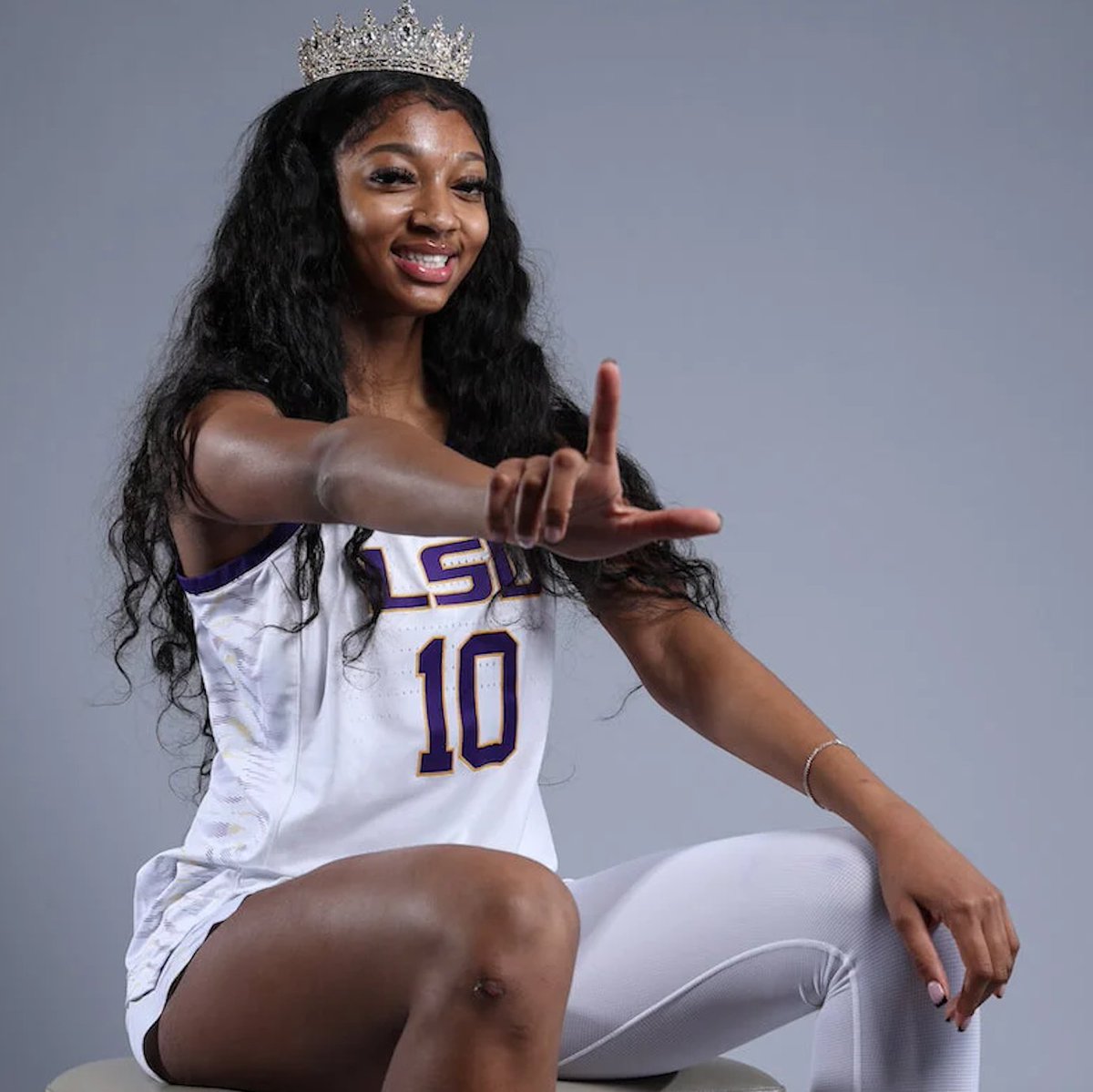 LucyBearMedia's tweet photo. Student-athletes, take note! 👑 Angel Reese's recent success proves that having a strong online presence can be a game-changer. In just two days, she gained nearly 500K new followers, passing 1 million and boosting her earning potential to $3K per post. 💰️ https://t.co/ng8YrEh88D