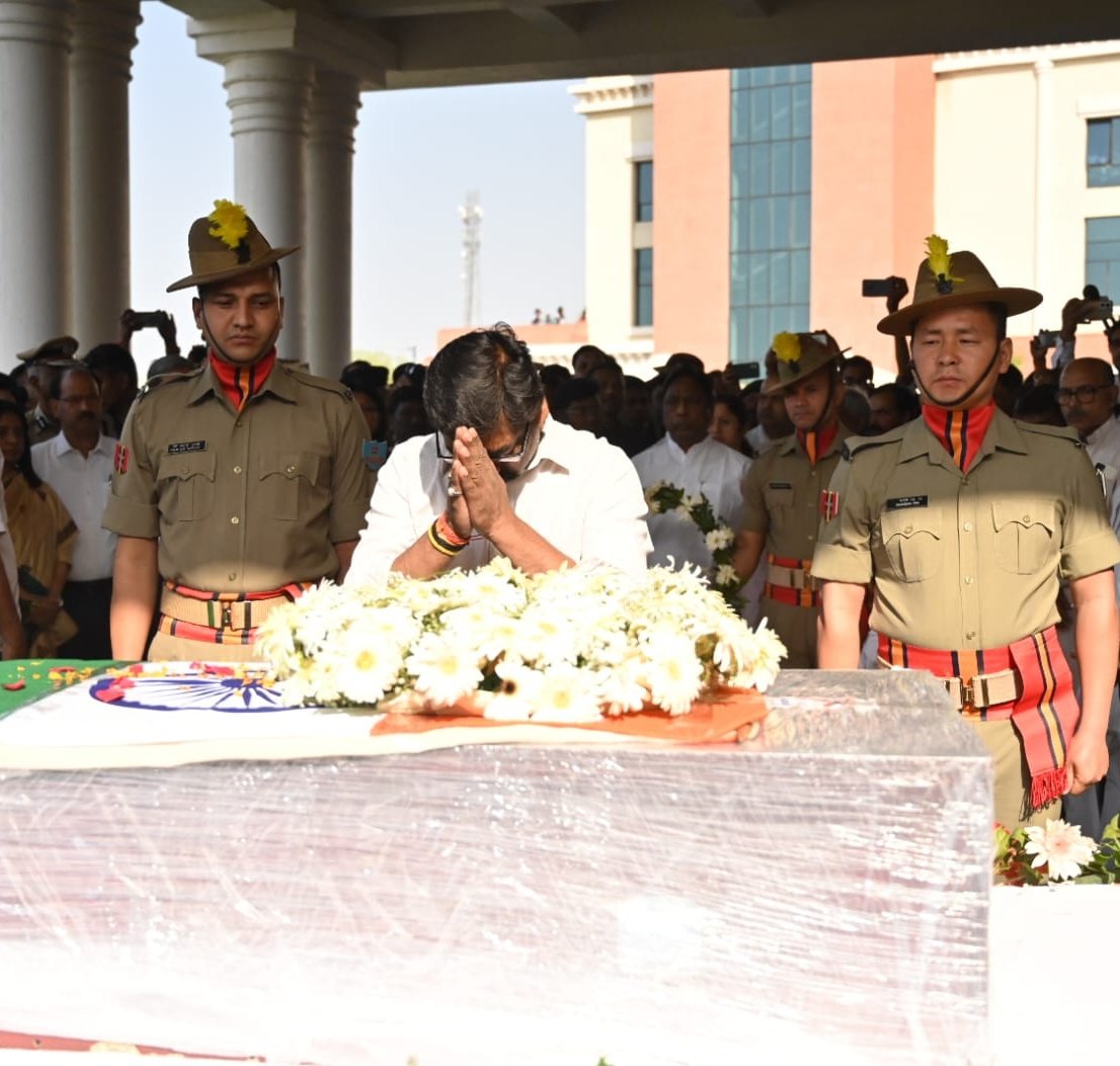 दिवंगत शिक्षा मंत्री जगरनाथ महतो के पार्थिव शरीर को हेमंत सोरेन ने दिया कंधा- Hemant Soren gave shoulder to the dead body of late Education Minister Jagarnath Mahto