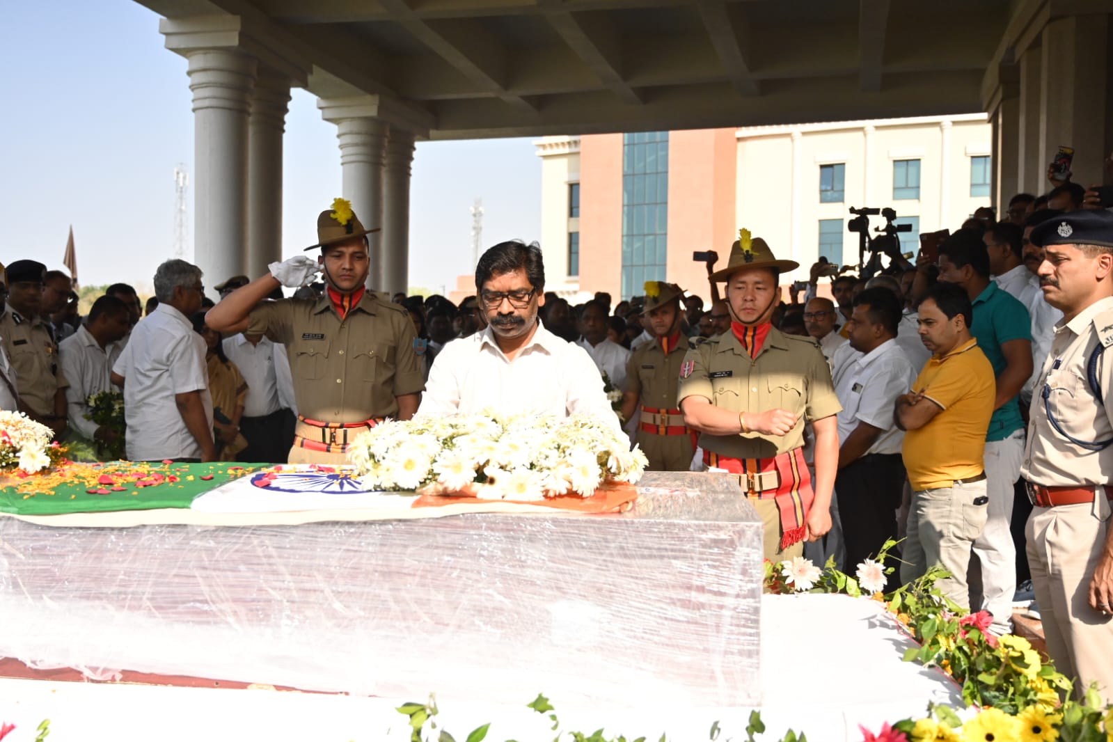 दिवंगत शिक्षा मंत्री जगरनाथ महतो के पार्थिव शरीर को हेमंत सोरेन ने दिया कंधा- Hemant Soren gave shoulder to the dead body of late Education Minister Jagarnath Mahto