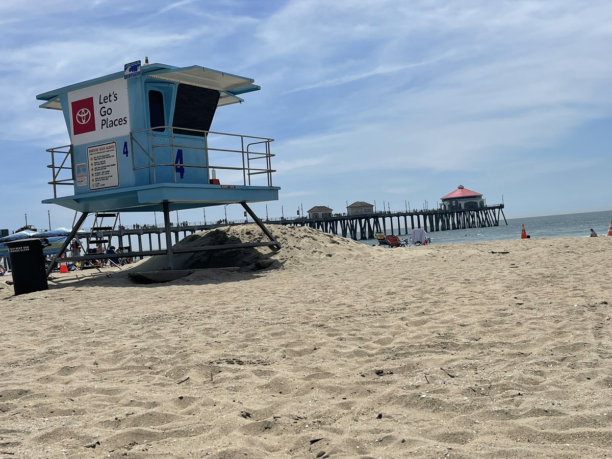 karrie_joy's tweet photo. Huntington Beach 🌴☀️ #girltrip #cali #beachday #sunfordays #palmtreesarehappytrees #theairdoesnothurtyourfacehere https://t.co/pSJgaZTmxe