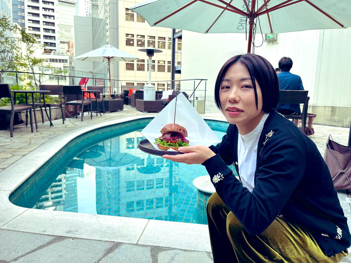 misakiymt's tweet photo. 岡さんの写真を撮りに岡さんに会いに行った

プールがついとるカフェで
ハンバーガー食ってました🍔
おもろいやん！
バンドは辞めるなよな🥺

@OKAAIKO 
4/26
下北沢SHELTER
岡愛子ラストライブチケット販売中
https://t.co/vPjfT2dYzM

#BimBamBoom
#岡愛子ありがとう
#岡愛子バンド辞めるってよ https://t.co/eHq0yv4rbE