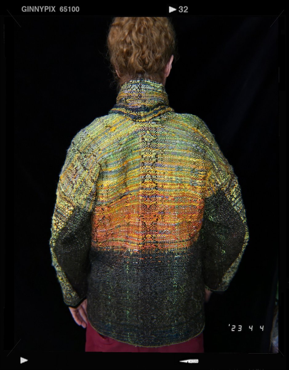 Arakhne2's tweet photo. 🌿 𝕸𝖆𝖓𝖉𝖗𝖆𝖌𝖔𝖗𝖆 🌿
This project took 2 yrs to make. 
#Handwoven on an 8 shaft loom using a draft called Snakeskin. Materials - variety of #yarn #🧶
The pattern for this #coat is a very simple and I took the inspiration from the Japanese noragi jacket. 
#weaver #Arakhne https://t.co/Nl5NlOErGj