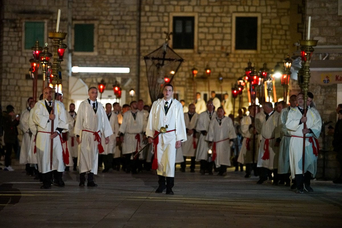 Procesija "za križen" 🕯️ #jelsa #hvar #UNESCO <a href="/VisitJelsa/">Visit Jelsa - Hvar island</a>