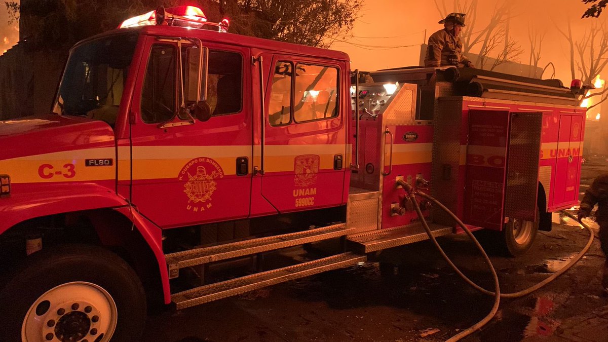 PCUNAM's tweet photo. #BomberosUNAM de la #DGAPSU acuden en apoyo a la @SGIRPC_CDMX y @Bomberos_CDMX, al incendio que se registra en la Central de Abasto de la @Alc_Iztapalapa.

✔️Evita la zona
✔️Permite el libre paso de las unidades de #emergencia. https://t.co/7lmoicleDL