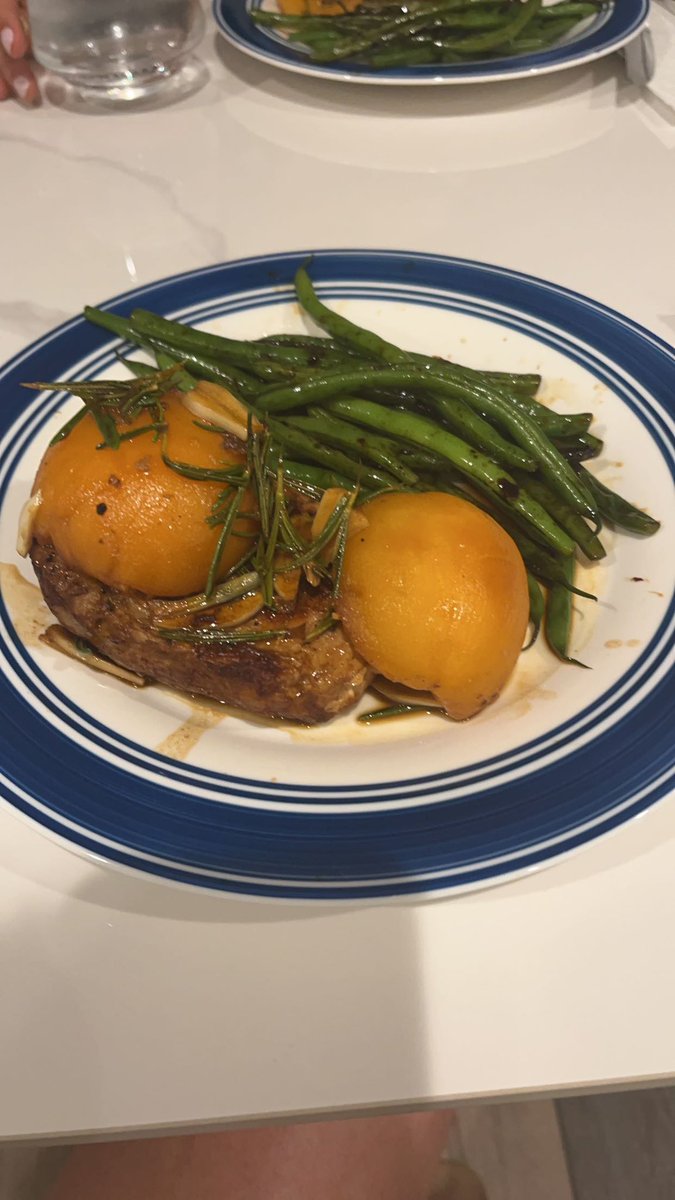 Lynnx2159's tweet image. I made a thing. 
Peaches. Rosemary. Garlic. Pork Chop. Green beans. #realmeat #homecooking