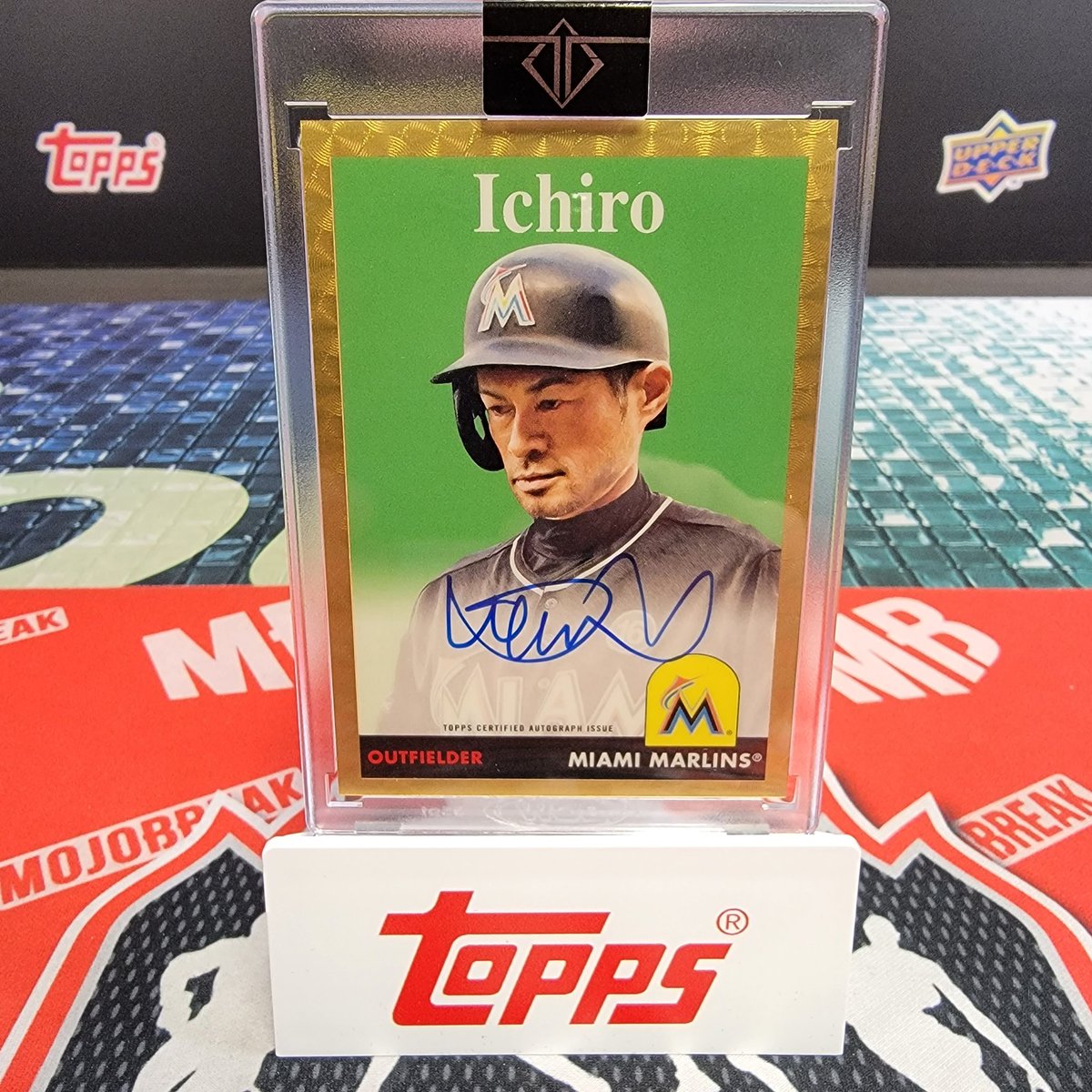 mojobreak_com's tweet image. 1/1 Ichiro Super from @Topps Transcendent . Marlins love . 
#Topps #collect #transcendent