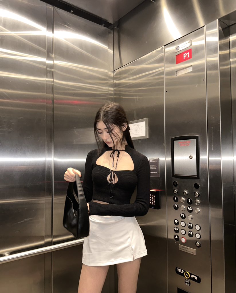 thejuliama's tweet photo. going up? https://t.co/qisy7FFYky