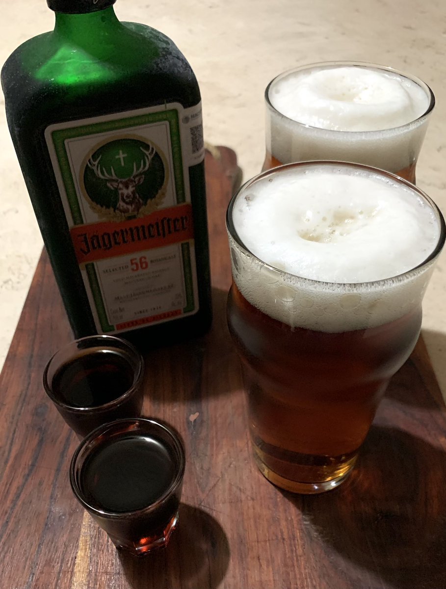 Deer and Beer. 
Combinación ganadora de jueves por la noche. 
#Jäger #Jägermeister #Beer #Bitter #Draught #DraughtBeer