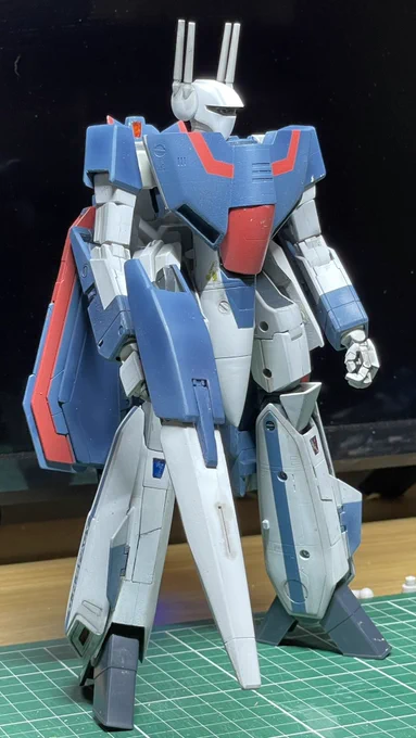 #Zガンダム#バルキリー公式設定画ではないオリジナルのVF-1をやまと1/60可変玩具で制作、航宙ファンに編集するために描いた。空力カウル付きガンポッドは変型直後は左腕に付いており、エネルギー転換シールドとなる。 